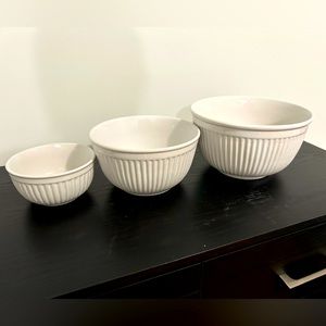 White Ceramic bowls.